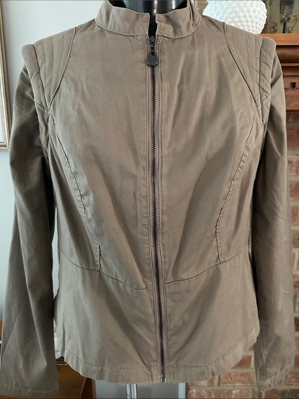 Star Wars EUC size M The Last Jedi Rey Destiny tan jacket. Detachable sleeves